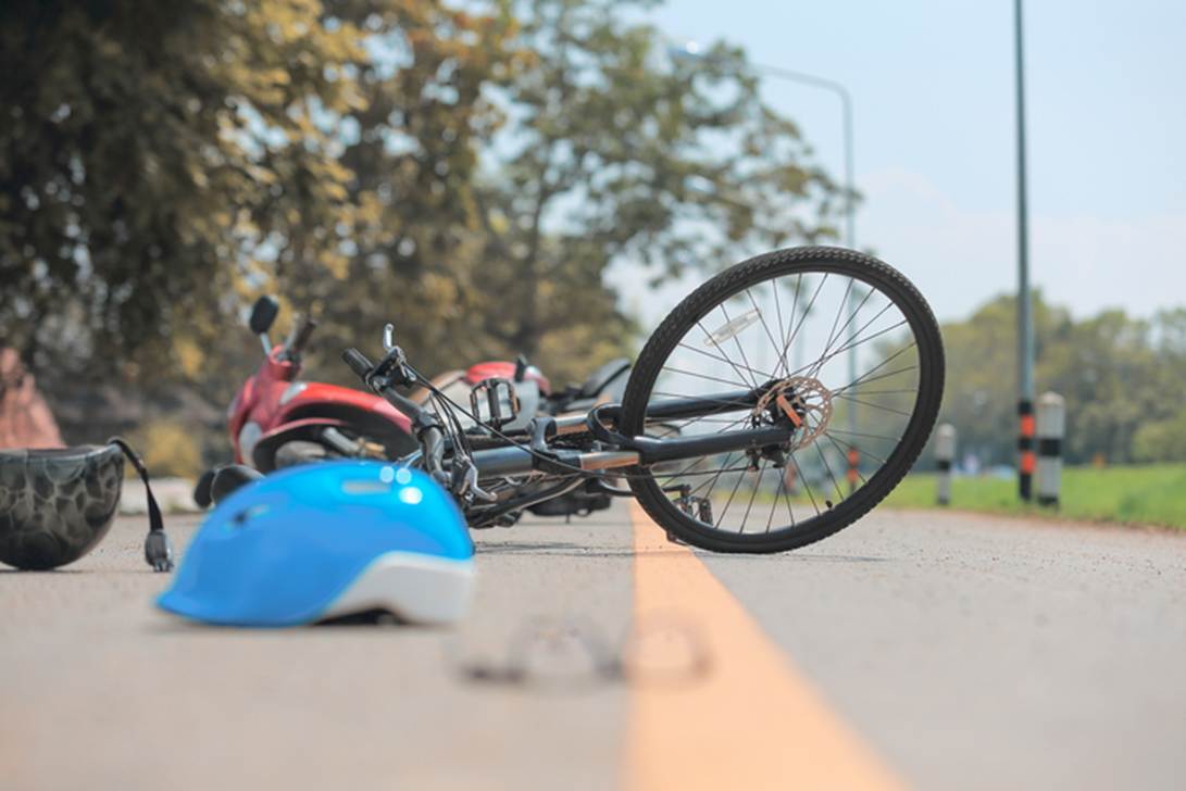 A bicycle lying on the side of a road

AI-generated content may be incorrect.